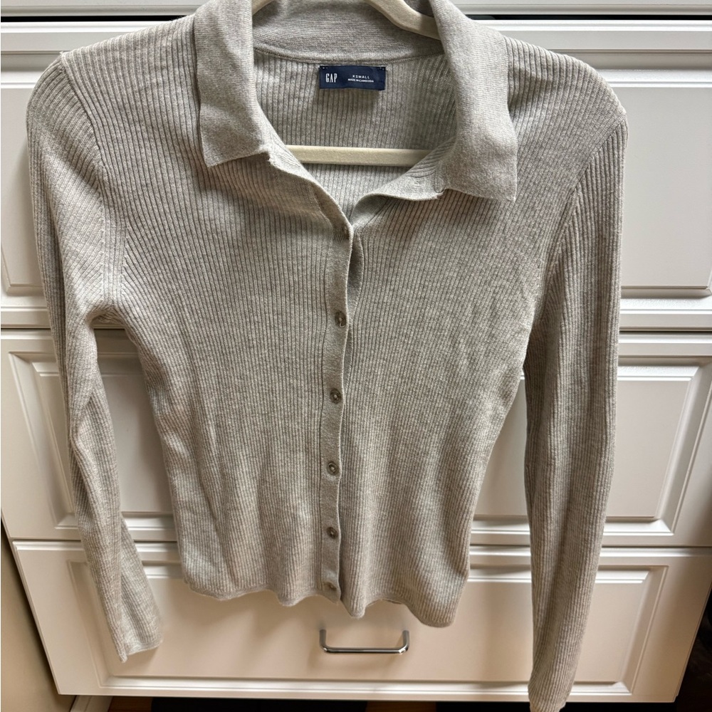 GAP Women's Light Gray Ribbed Button-Down Shirt